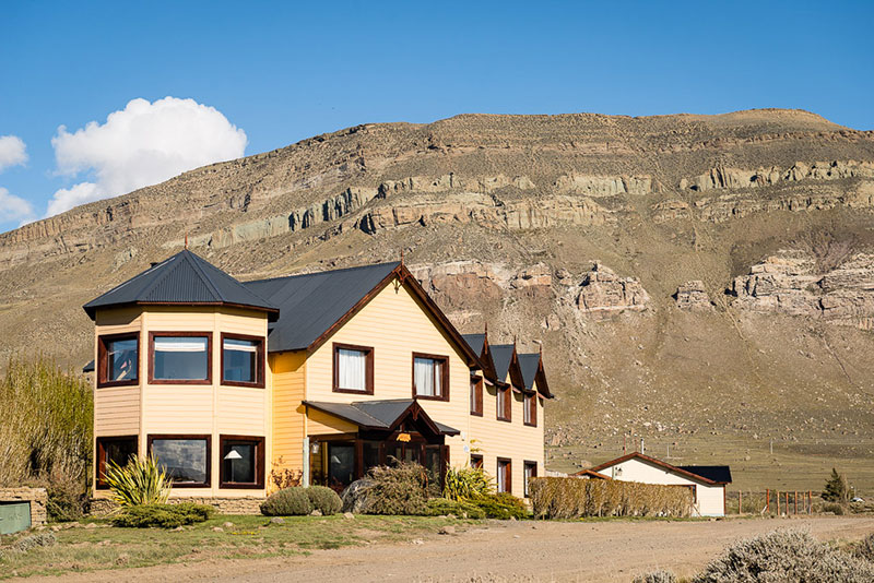 La Hostería con el Cerro Calafate al fondo
