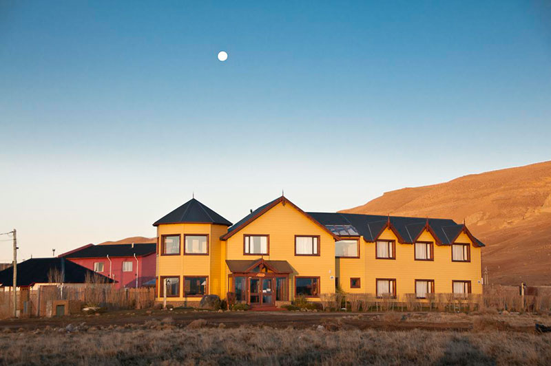 La Hostería con el Cerro Calafate y la luna al fondo